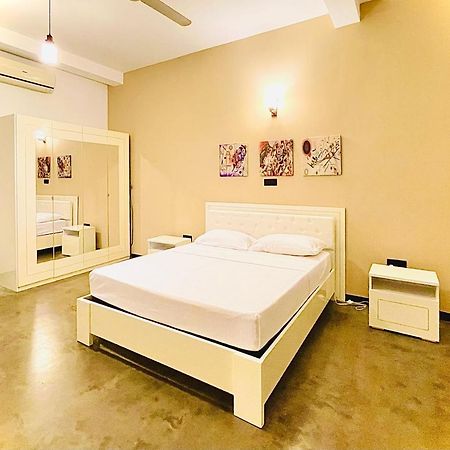 Hotel Blue Fox Hikkaduwa Esterno foto