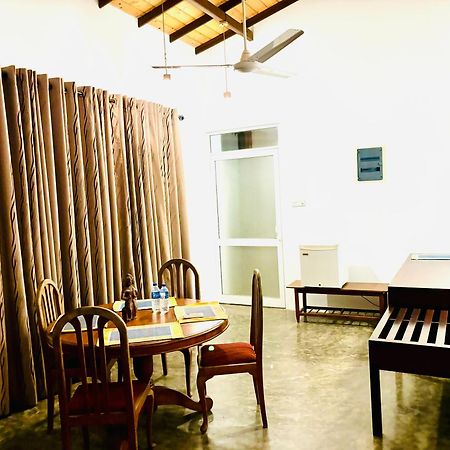 Hotel Blue Fox Hikkaduwa Esterno foto