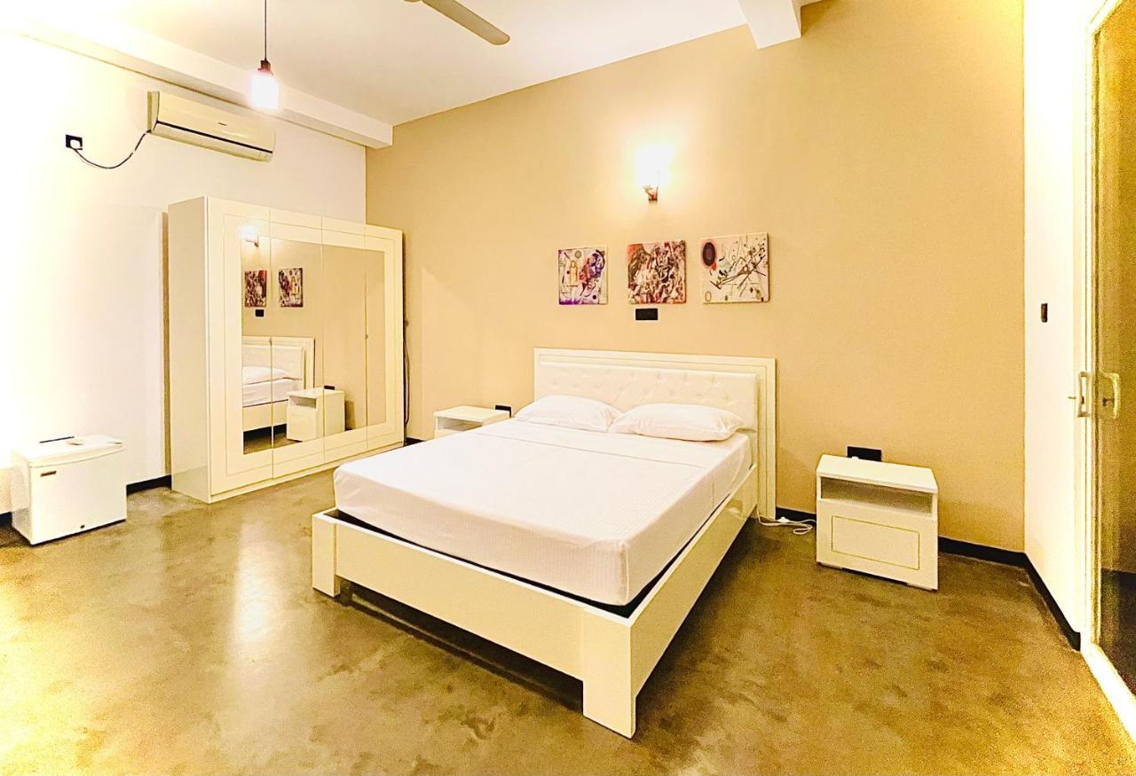 Hotel Blue Fox Hikkaduwa Esterno foto