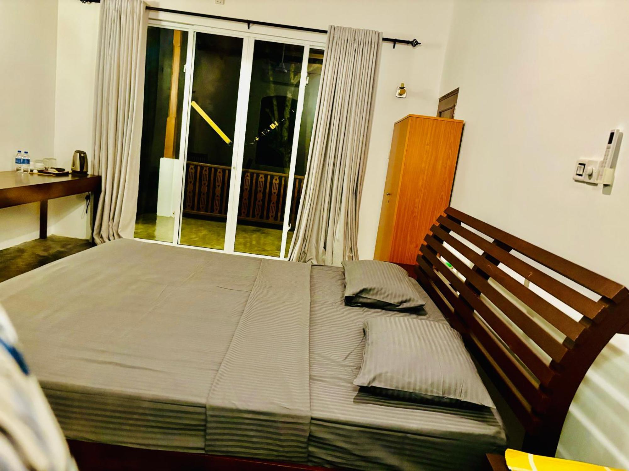 Hotel Blue Fox Hikkaduwa Esterno foto