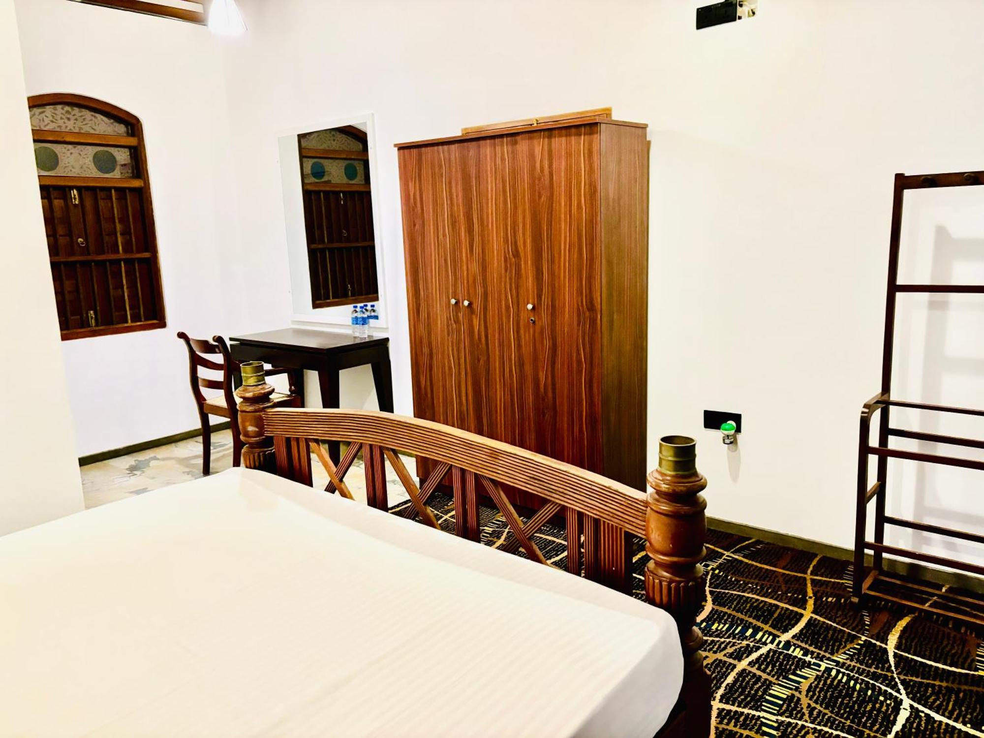 Hotel Blue Fox Hikkaduwa Esterno foto