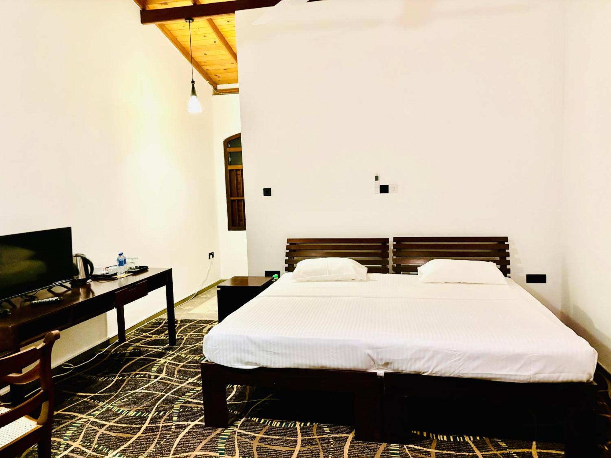 Hotel Blue Fox Hikkaduwa Esterno foto