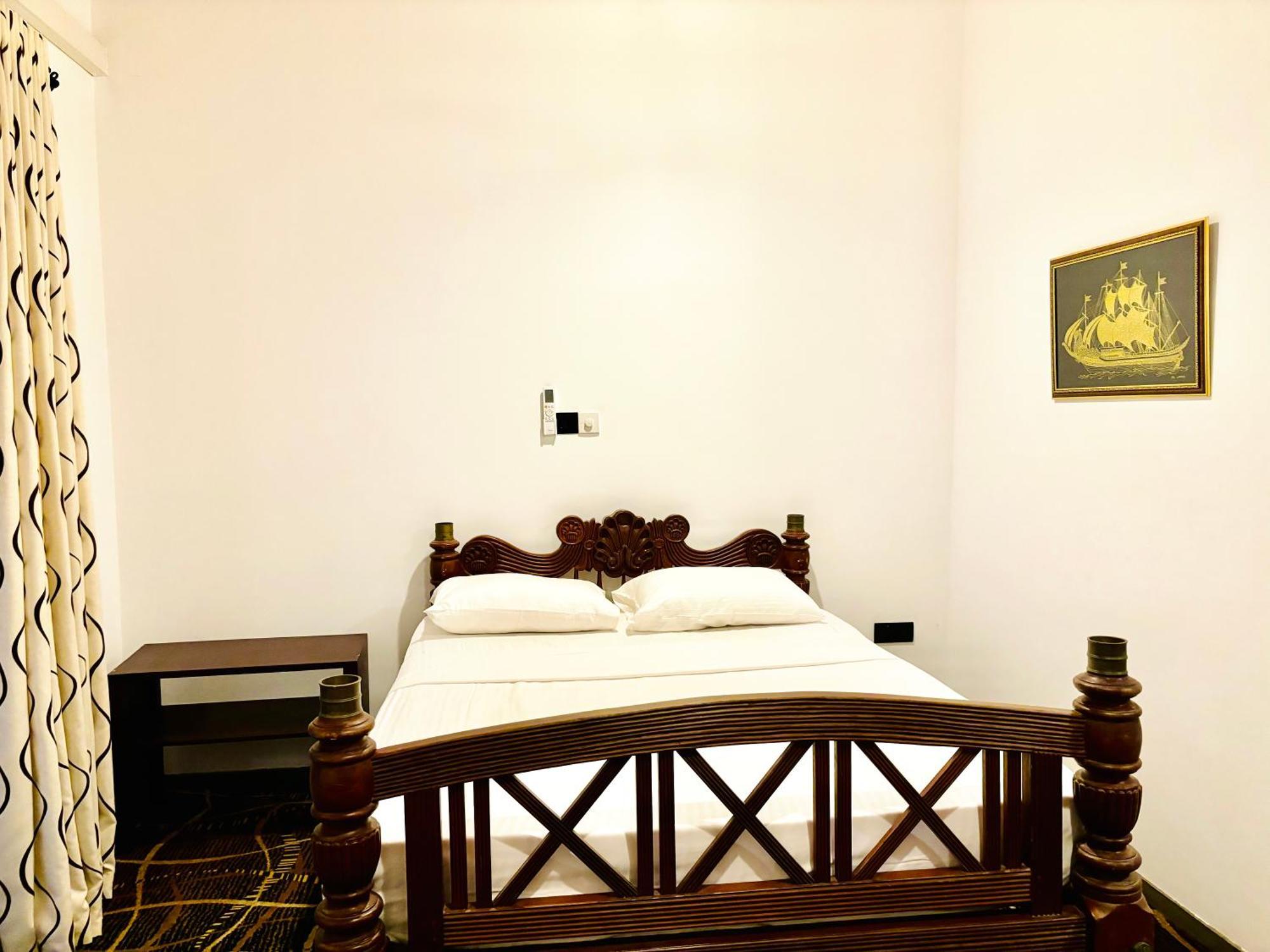 Hotel Blue Fox Hikkaduwa Esterno foto