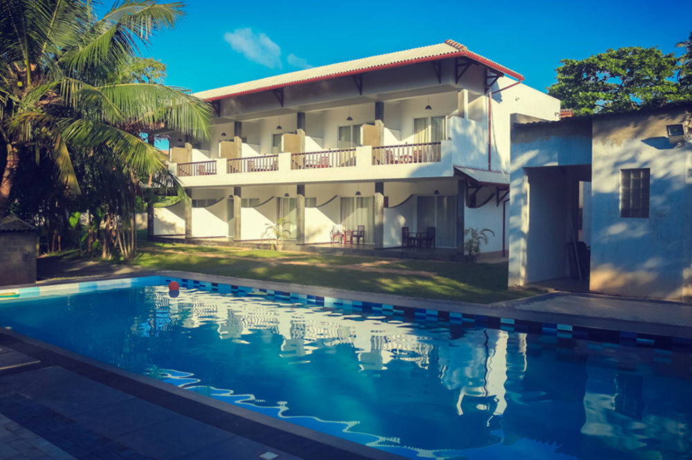 Hotel Blue Fox Hikkaduwa Esterno foto