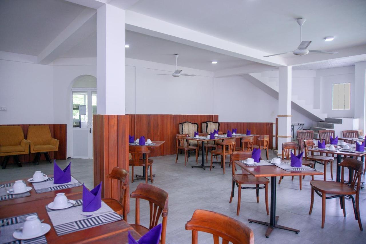 Hotel Blue Fox Hikkaduwa Esterno foto