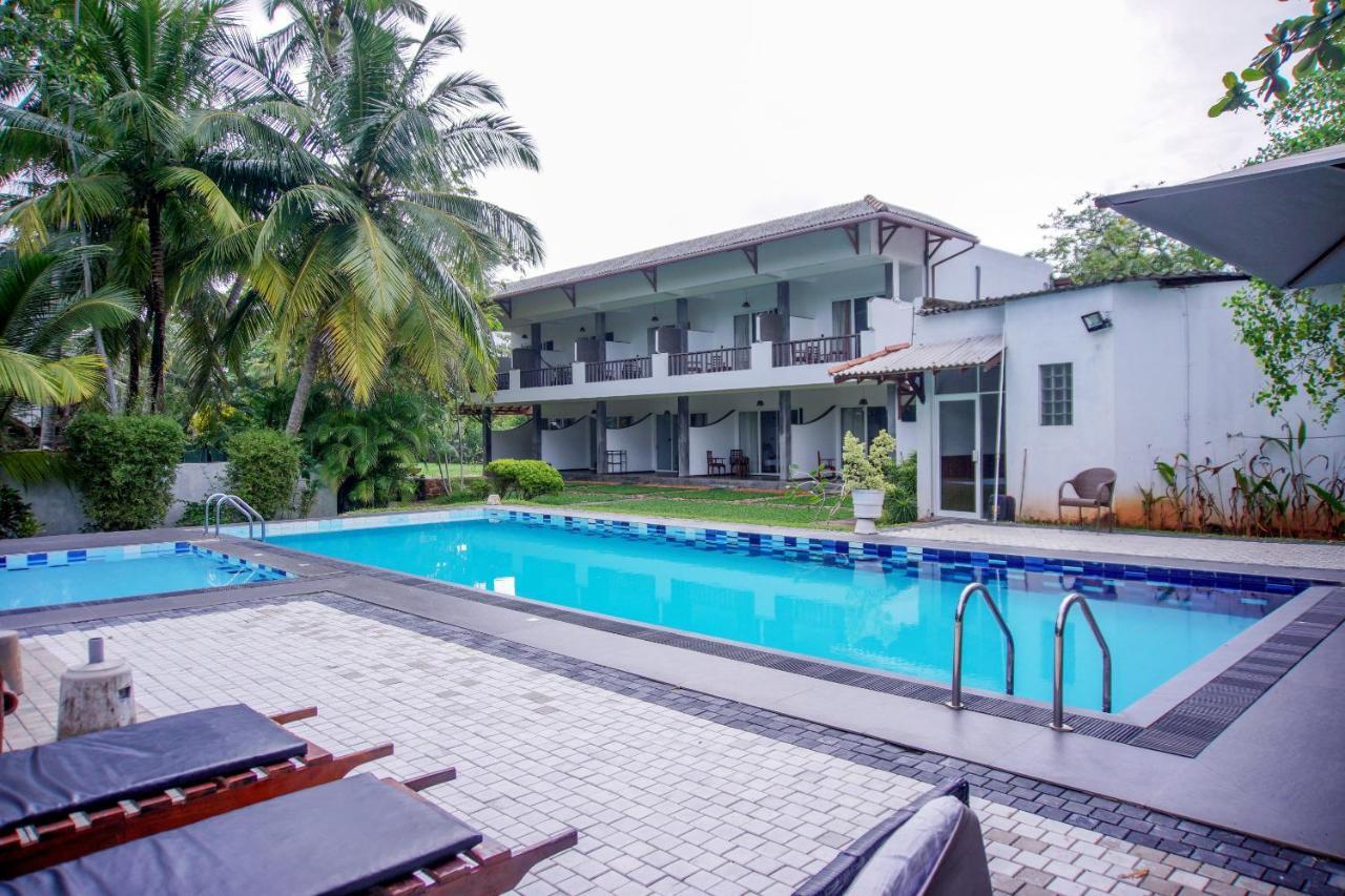 Hotel Blue Fox Hikkaduwa Esterno foto