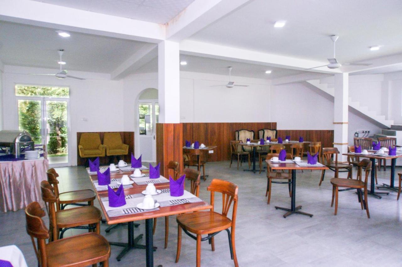 Hotel Blue Fox Hikkaduwa Esterno foto